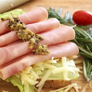 Ветчина с соусом из горчицы и петрушки