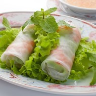 Вьетнамские холодные весенние роллы с креветками, курицей и рисовой лапшой