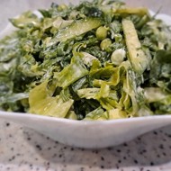 Витаминный салат с зеленым горошком, огурцами и зеленью, со сметаной