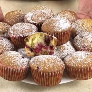 Воздушные кексы со смородиной