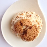 Взбитое сливочное мороженое с миндальной крошкой