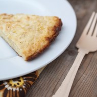 Яблочная фриттата с чеддером