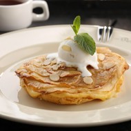 Яблочно-грушевый пирог с ванильным мороженым