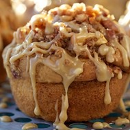 Яблочные маффины на кефире с карамелью