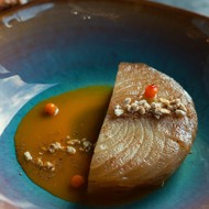 Яблочный гратен с облепиховым соусом