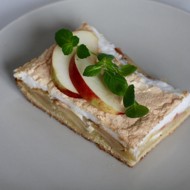 Яблочный пирог с безе и ванилином