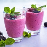 Ягодный смузи с ореховым маслом, йогуртом и шпинатом