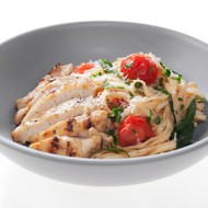 Яичная лапша с курицей гриль и медовой горчицей