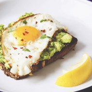 Яичница на тосте с авокадо
