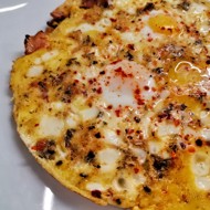 Яичница с беконом и сыром сулугуни