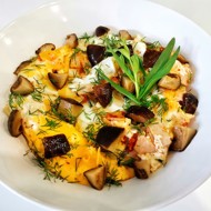 Яичница с маринованными грибами