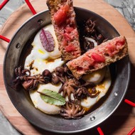 Яичница с мини-осьминогом