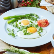 Яичница с молодым горошком и спаржей