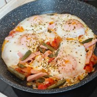 Яичница с помидорами и стручковой фасолью