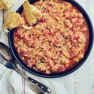 Яичница с помидорами и зеленью