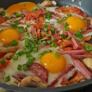 Яичница с помидором, шампиньонами и колбасой