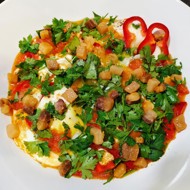 Яичница с салом и овощами