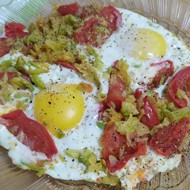 Яичница с кабачками и помидором