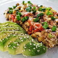 Яичница с тремя видами лука и овощами