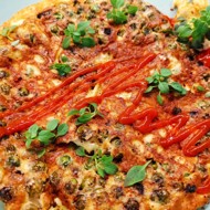 Яичница с творожным сыром и горошком