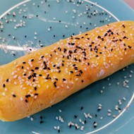 Яичный рулет с лососем и авокадо