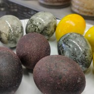 Яйца, окрашенные в красном вине