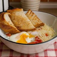 Яйца пашот с соусом из йогурта с зеленью