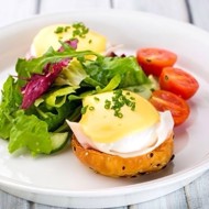 Яйца пашот с жареной копченой курицей под голландским соусом