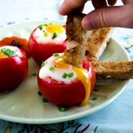 Яйца в помидорах с зеленым луком