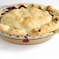 Закрытый песочный пирог с четырьмя видами ягод