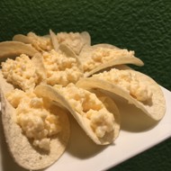 Закуска из чипсов с ананасом и сыром