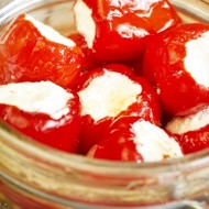 Закуска из фаршированных козьим сыром наваррских перцев пикийо