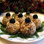 Закуска из курицы с чесноком, майонезом и грецкими орехами «Елочные шары»