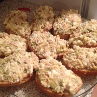 Закуска из печени трески с корнишонами