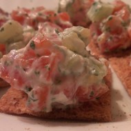 Закуска из подкопченной форели и творога на ржаных хлебцах