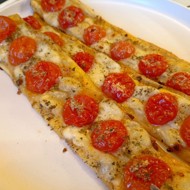 Закуска из слоеного теста с черри и моцареллой