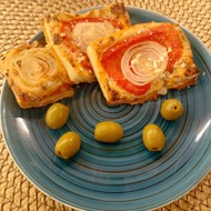 Закуска с луком и помидорами на слоеном тесте