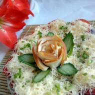 Закуска из сыра, помидоров и лука