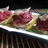 Закуска с сельдью, свекольным песто и грецкими орехами
