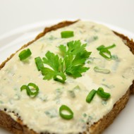 Закуска с творогом и копченой рыбой