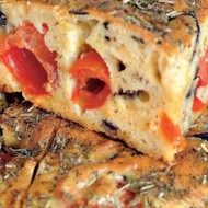 Закусочный кекс с баклажанами и помидорами