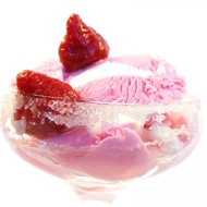 Замороженное клубничное суфле со взбитыми сливками