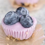 Замороженный йогурт с фруктами и ягодами