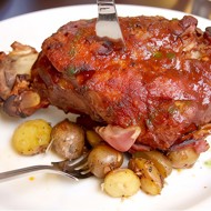 Запеченая свиная нога с яблоками и картофелем