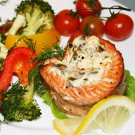 Запеченые рулеты из лосося с овощами