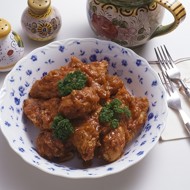 Запеченые золотистые куриные кусочки