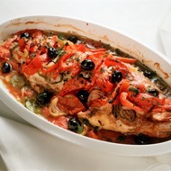 Запеченый окунь с томатами, апельсинами и шафраном