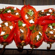 Запеченый перец, фаршированный фетой, обжаренными овощами и грибами