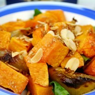 Запеченый сладкий картофель и тыква с коричневым сахаром и мускатом