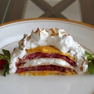 Запеченная аляска с блинчиками, клубничным желе и апельсиновым курдом